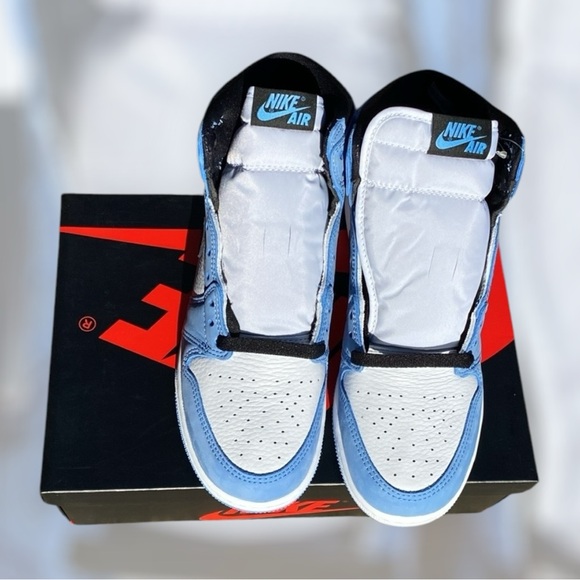 New Jordan 1  Retro UNC Size 7 Y / 8.5 women / 7 Men - Picture 3 of 12